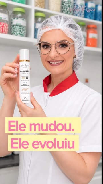 Farmacêutica da Drogamais Palotina apresentando produto